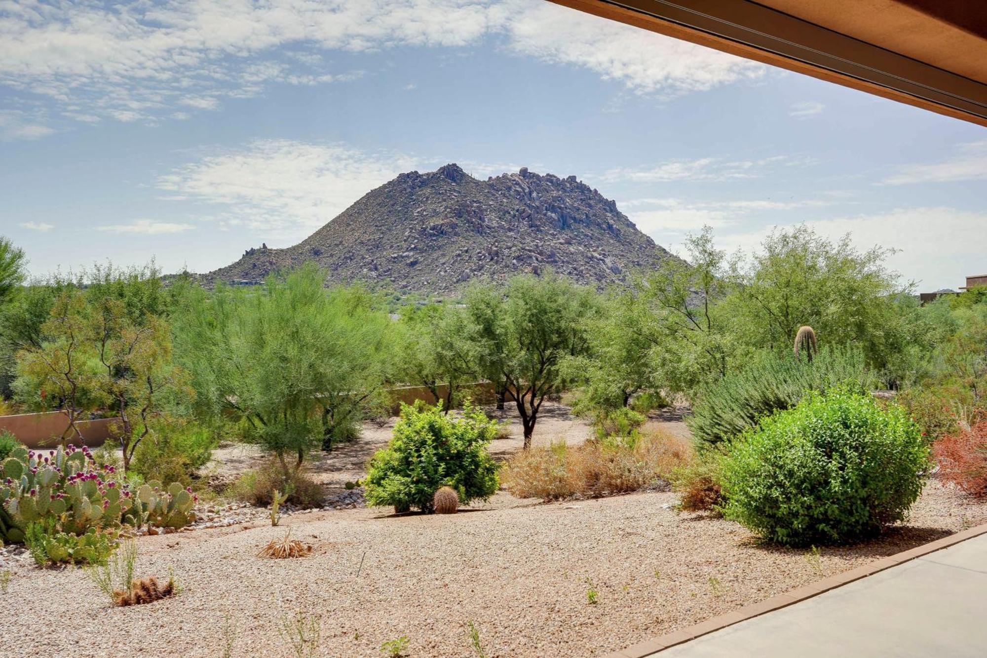 Modern With Patios And Mountain Views *