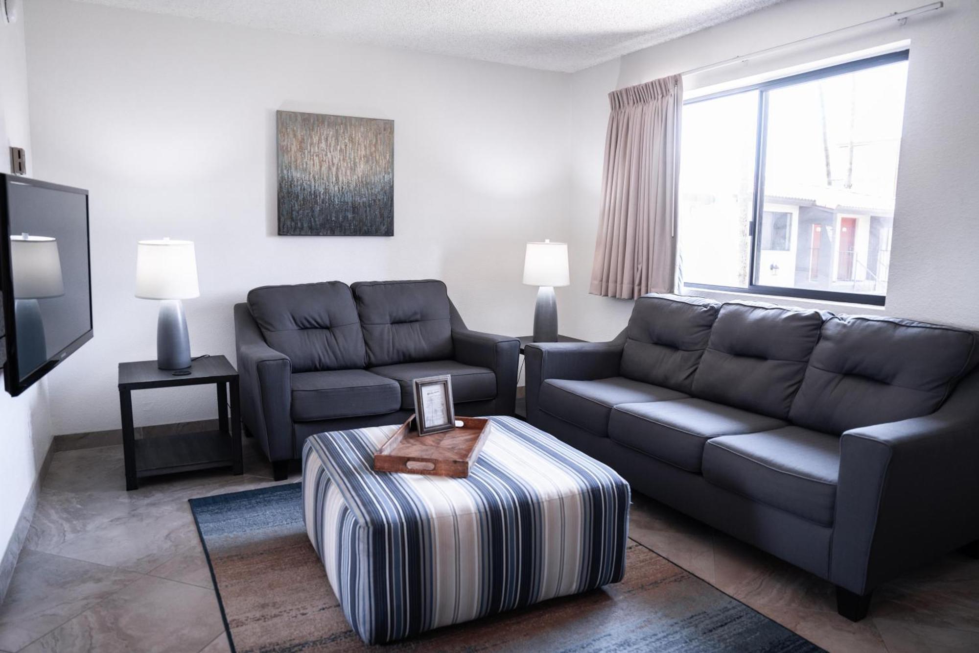 208 Fully Furnished 1br Suite-prime Location Apartment *