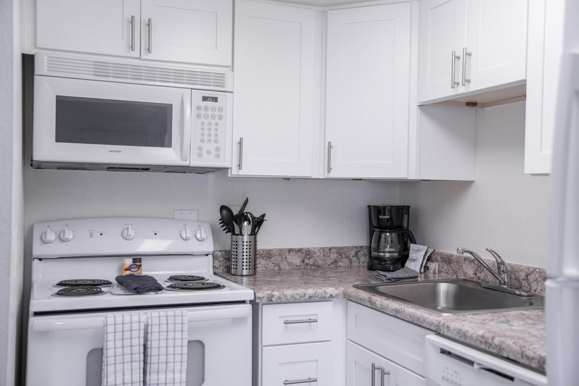 Apartment 127 Fully Furnished 1br Suite-prime Location