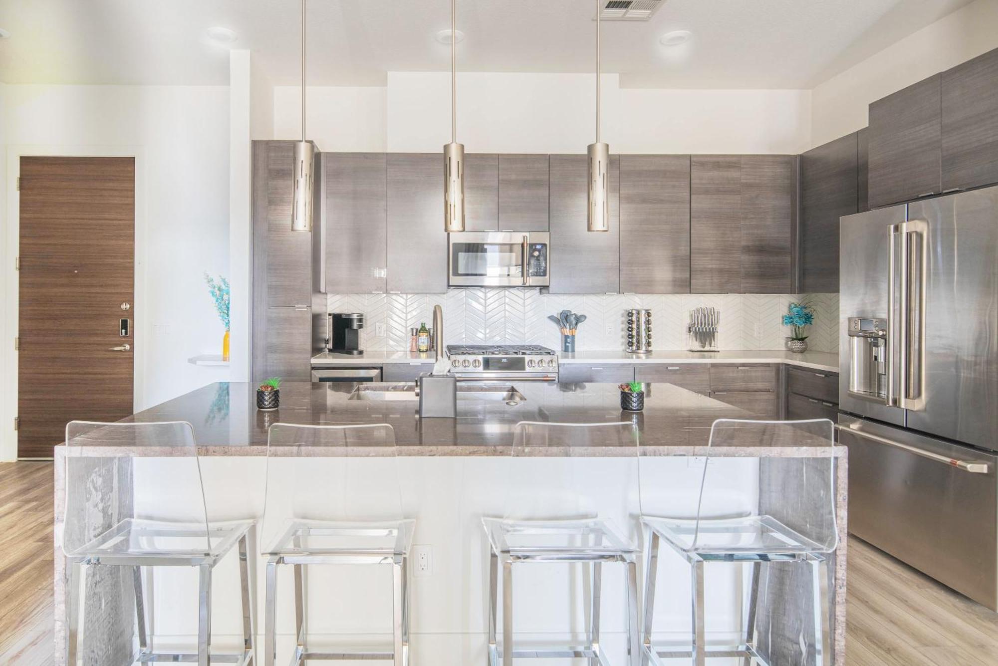 Apartment Private Rooftop Terrance-walk Score 81-shopping District-king Bed-parking 4021 Scottsdale