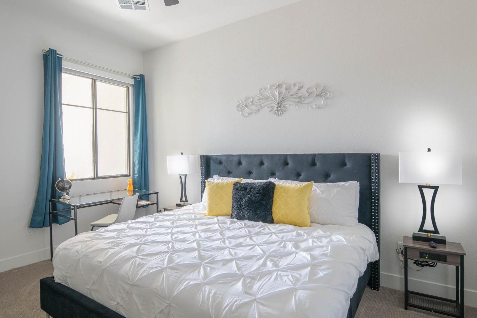 Private Rooftop Terrance-walk Score 81-shopping District-king Bed-parking 4021 Apartment