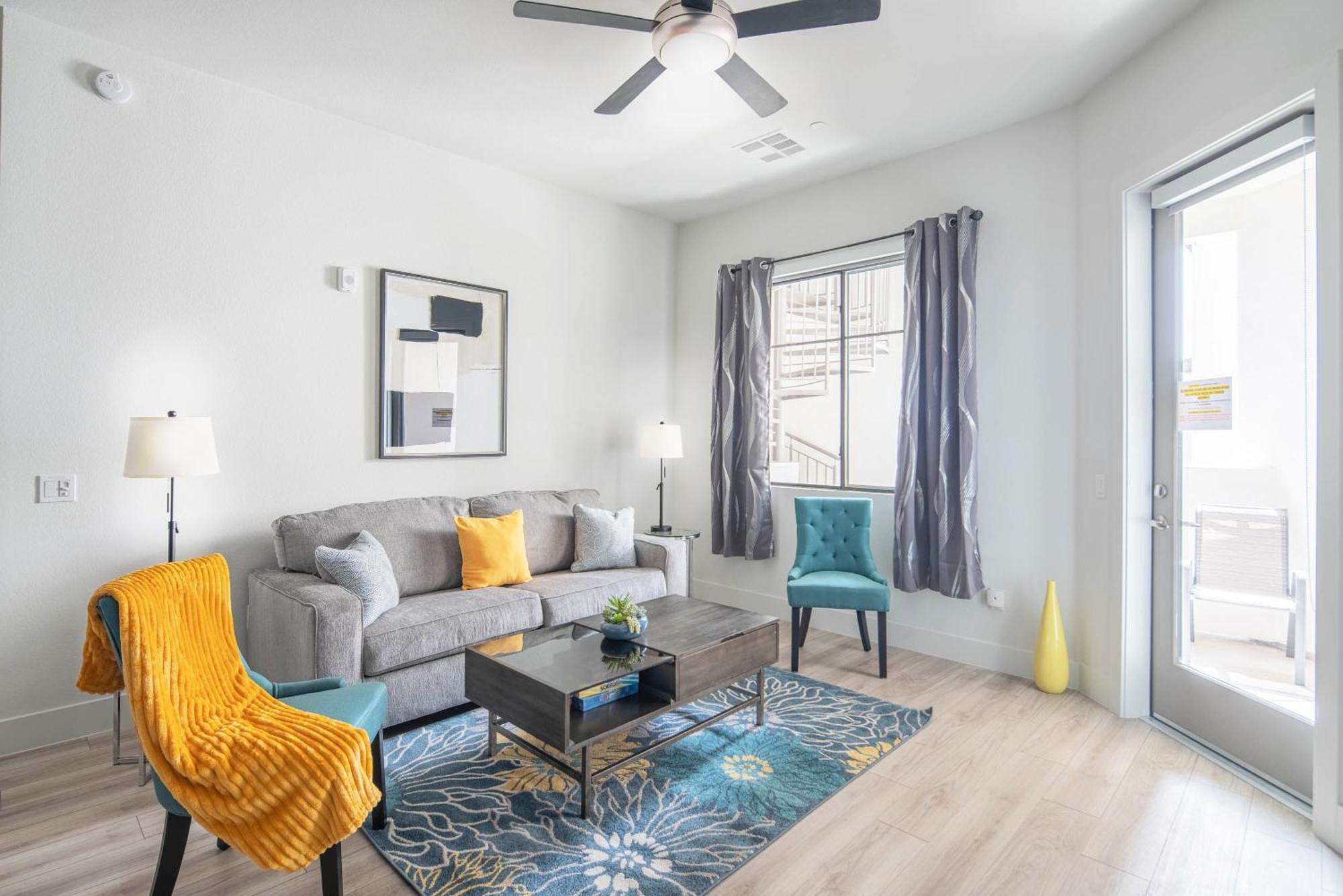 Private Rooftop Terrance-walk Score 81-shopping District-king Bed-parking 4021 Apartment