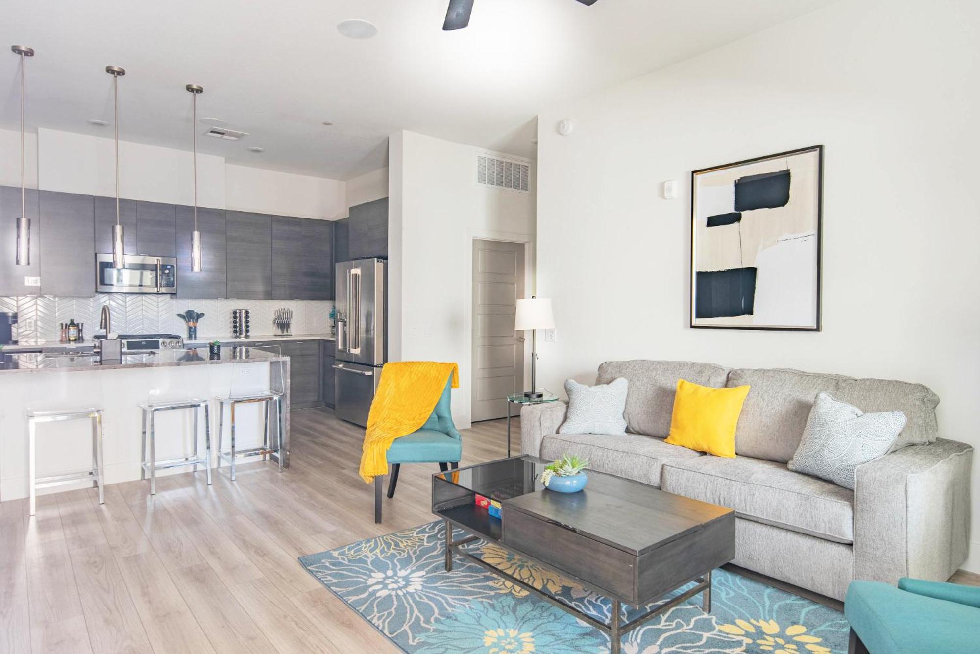 Apartment Private Rooftop Terrance-walk Score 81-shopping District-king Bed-parking 4021