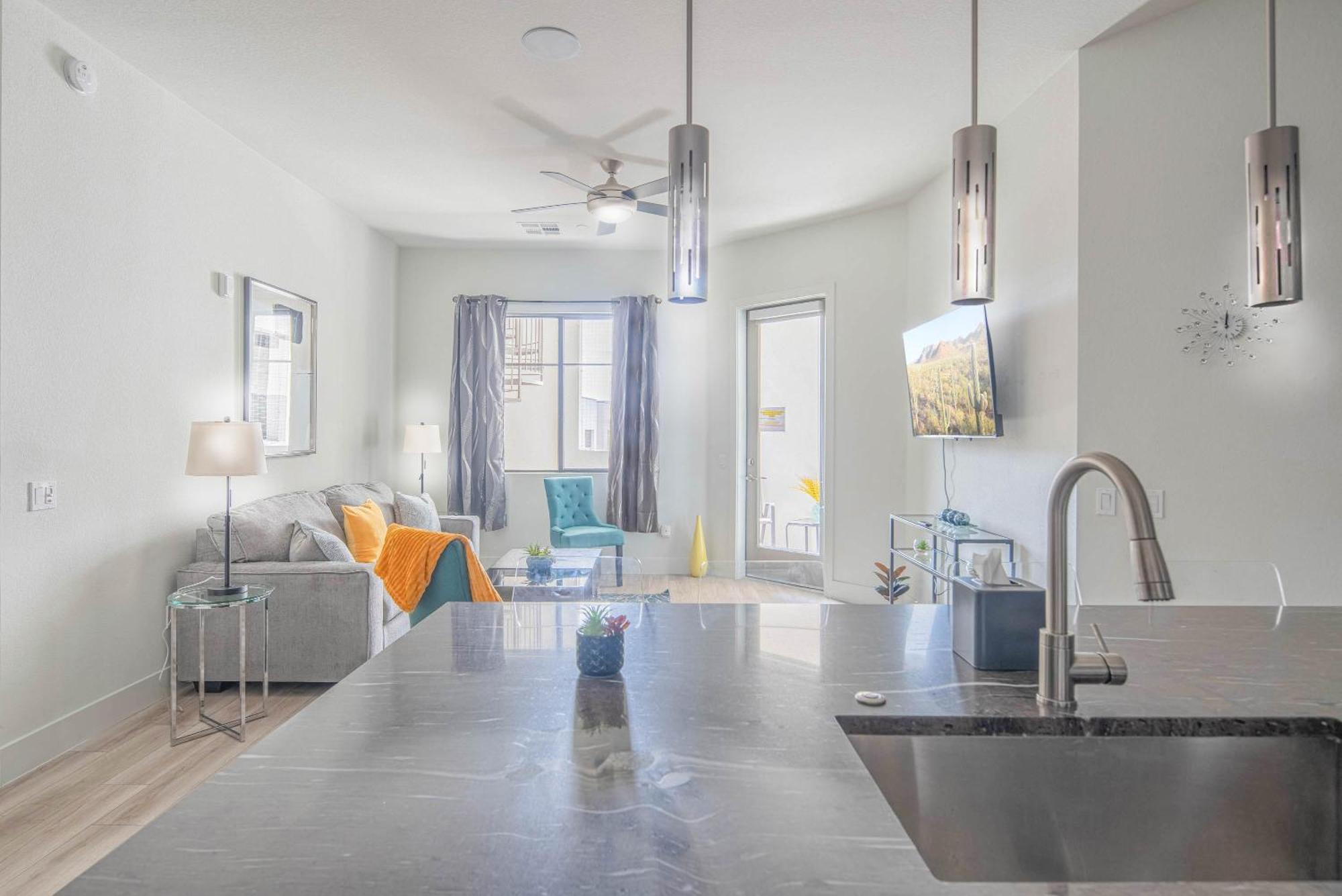 Private Rooftop Terrance-walk Score 81-shopping District-king Bed-parking 4021
