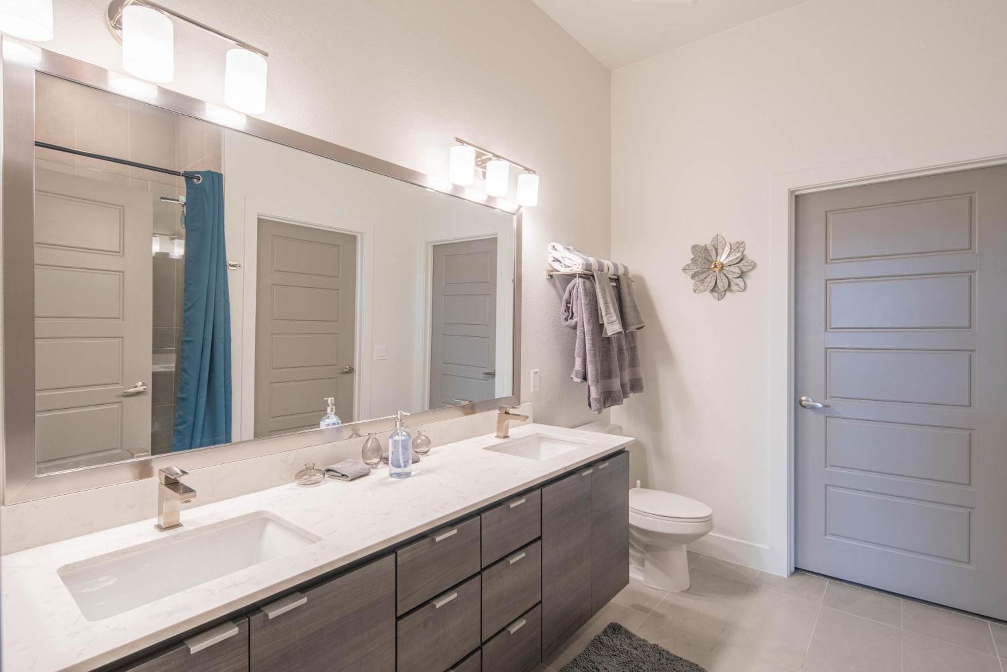Private Rooftop Terrance-walk Score 81-shopping District-king Bed-parking 4021 Apartment *
