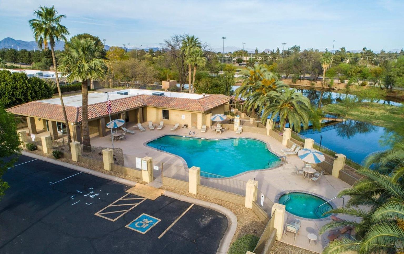Holiday home Charming Patio W/ Community Pool, Wfh Setups, 10 Min Walk To Old Town!