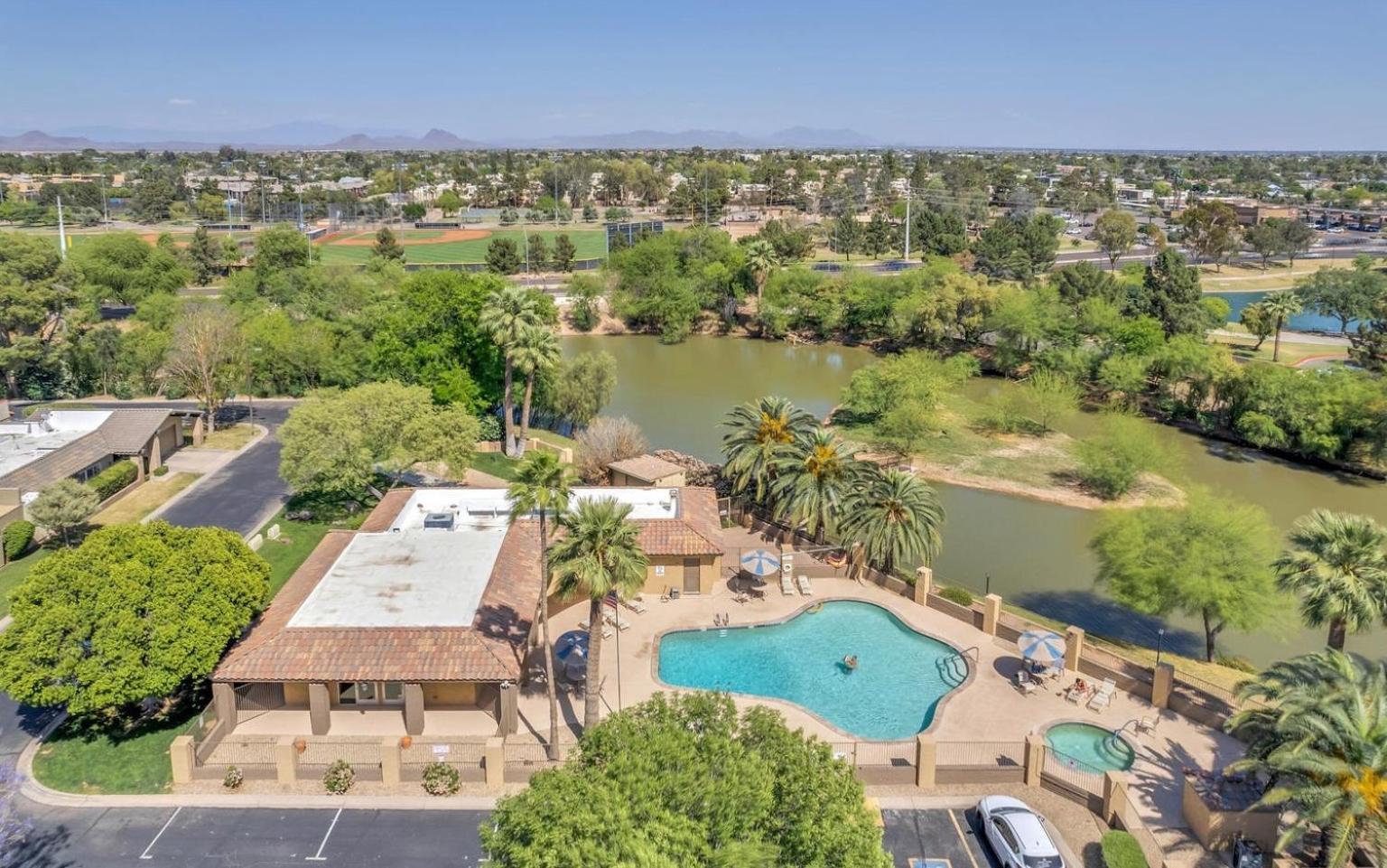 Charming Patio W/ Community Pool, Wfh Setups, 10 Min Walk To Old Town! Holiday home *