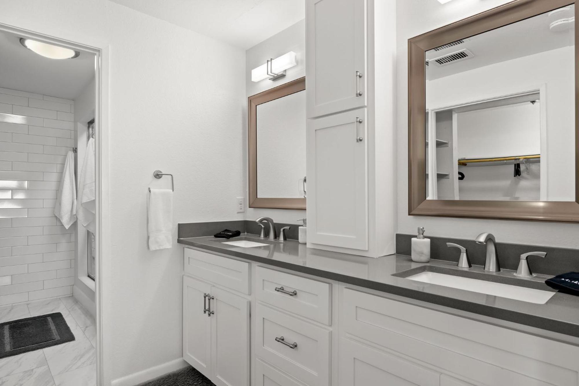 Charming Patio W/ Community Pool, Wfh Setups, 10 Min Walk To Old Town! *