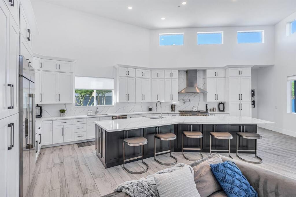 New Luxury Getaway With Heated Pool And Bbq