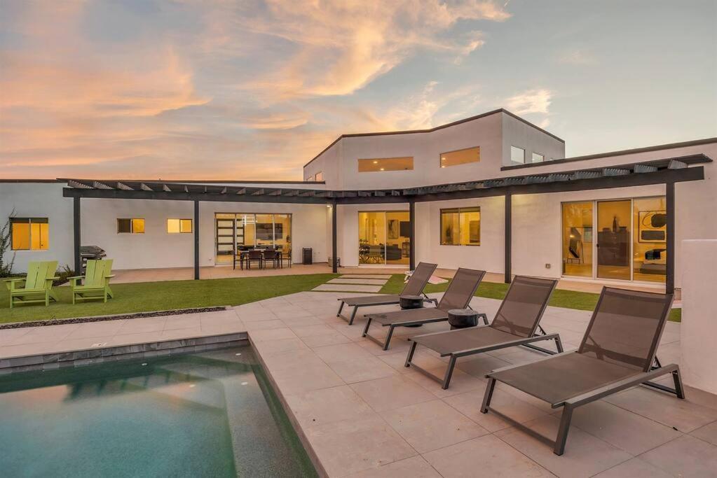 New Luxury Getaway With Heated Pool And Bbq Holiday home Scottsdale