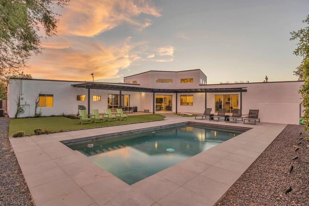 Holiday home New Luxury Getaway With Heated Pool And Bbq