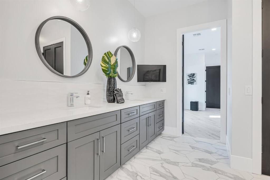 New Luxury Getaway With Heated Pool And Bbq Holiday home Scottsdale