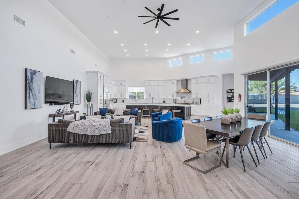 New Luxury Getaway With Heated Pool And Bbq Holiday home Scottsdale