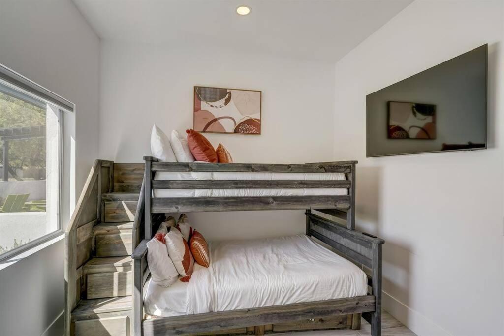 Holiday home New Luxury Getaway With Heated Pool And Bbq