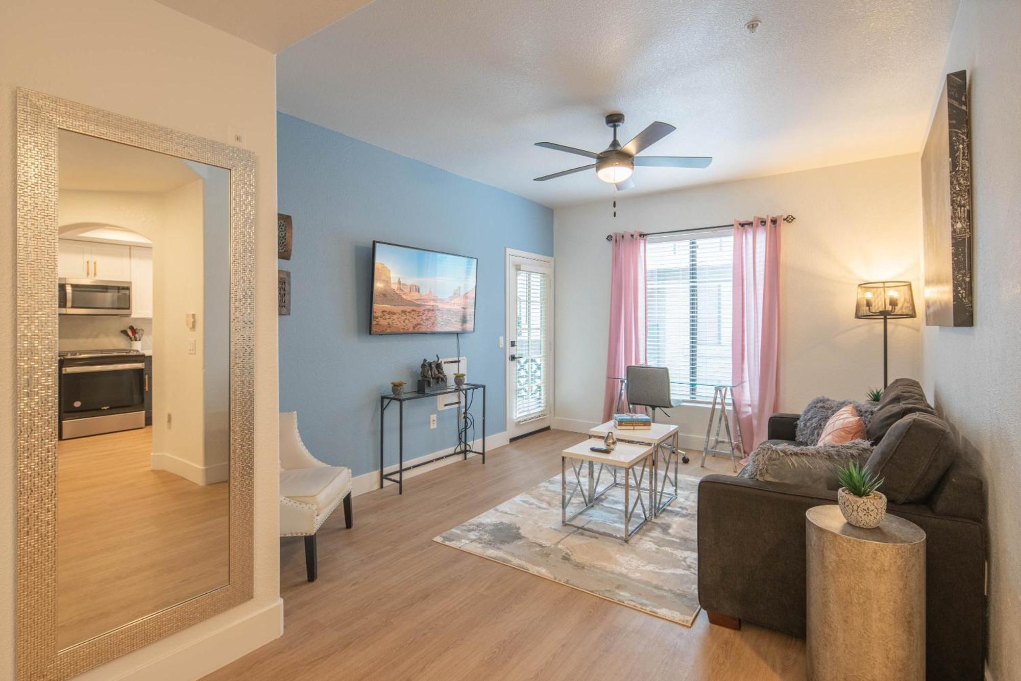 Exclusive-walk To Golf, Shopping & Dining-king Bed N268 *