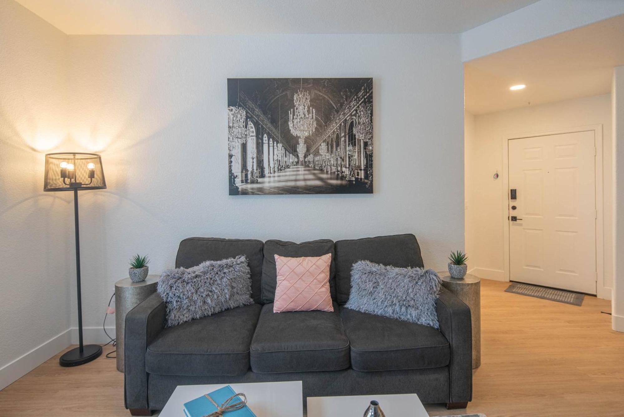 Exclusive-walk To Golf, Shopping & Dining-king Bed N268 *