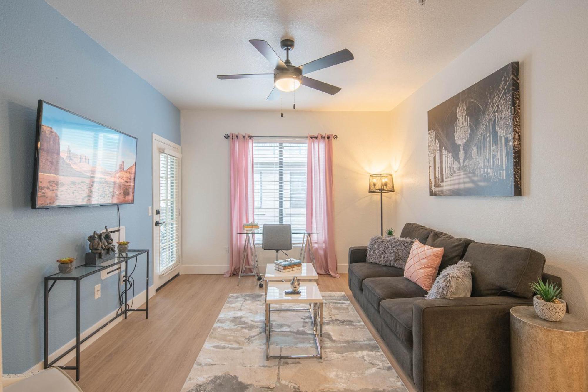 Exclusive-walk To Golf, Shopping & Dining-king Bed N268