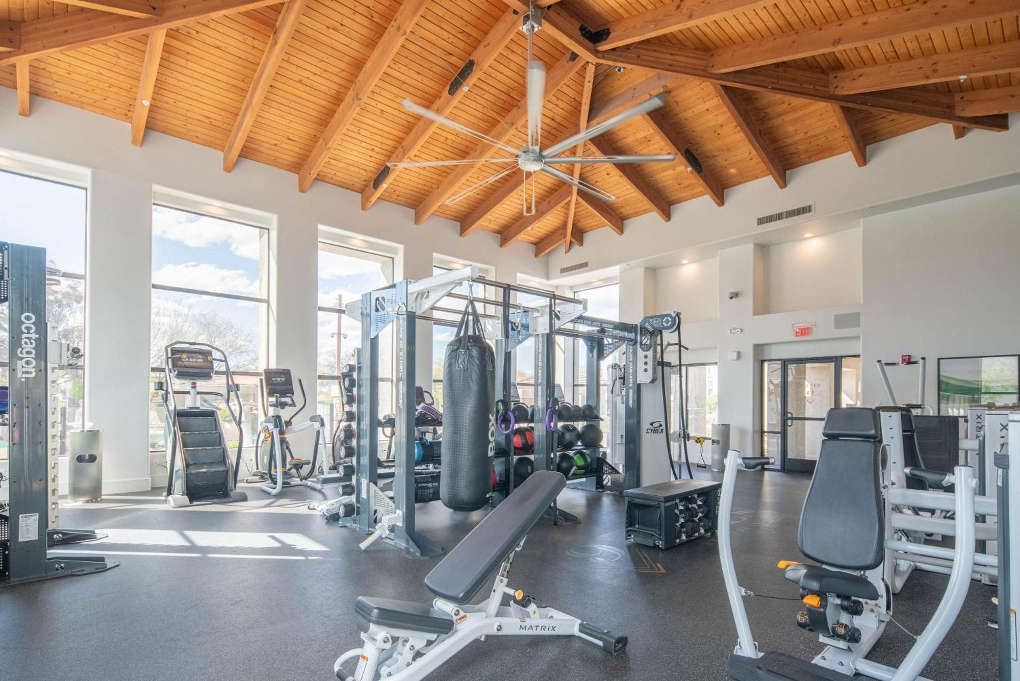 Exclusive Unit-walkable Area-bright & Sunny 2 Bedroom - N272 Scottsdale