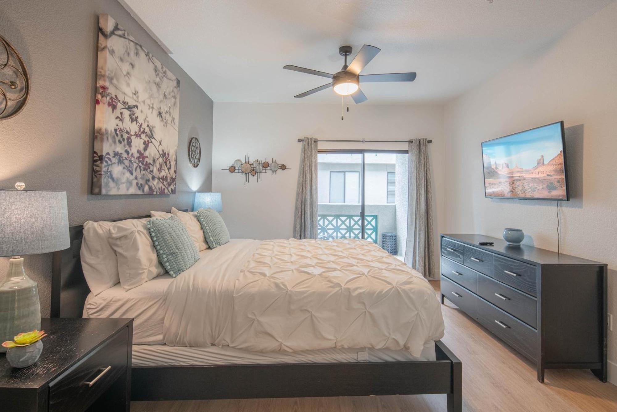 Exclusive Unit-walkable Area-bright & Sunny 2 Bedroom - N272 Scottsdale