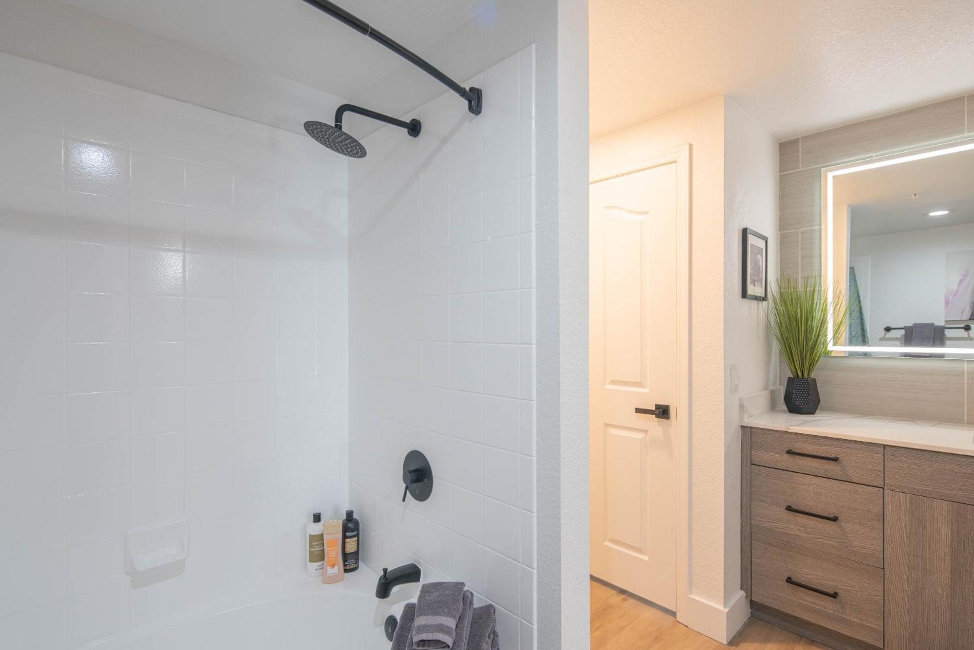 Exclusive Unit-walkable Area-bright & Sunny 2 Bedroom - N272 * Scottsdale