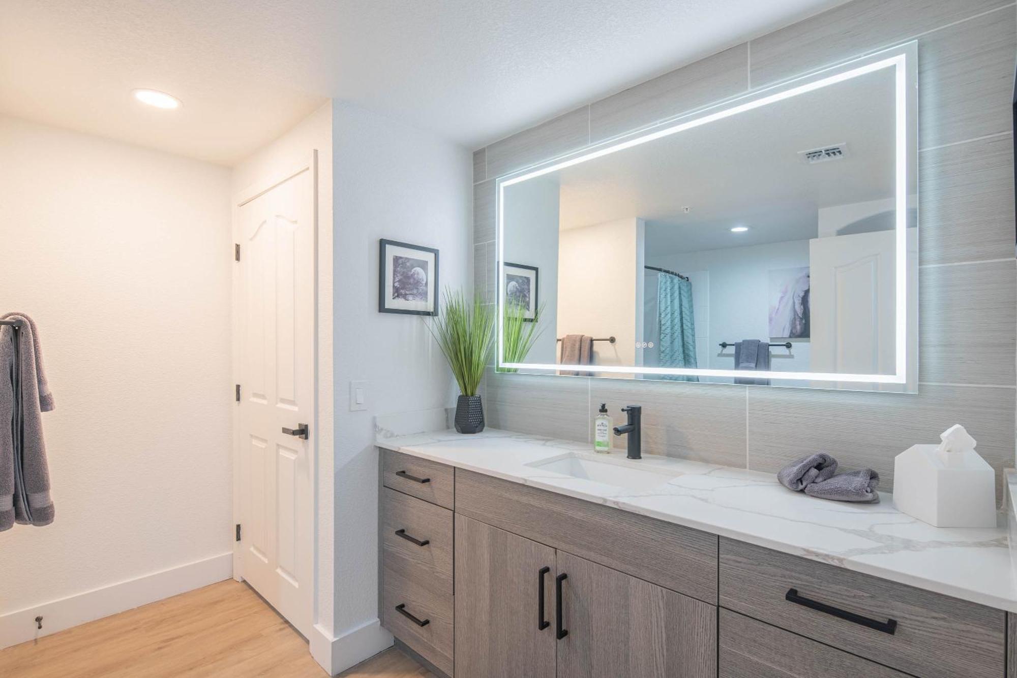 Exclusive Unit-walkable Area-bright & Sunny 2 Bedroom - N272 Apartment *