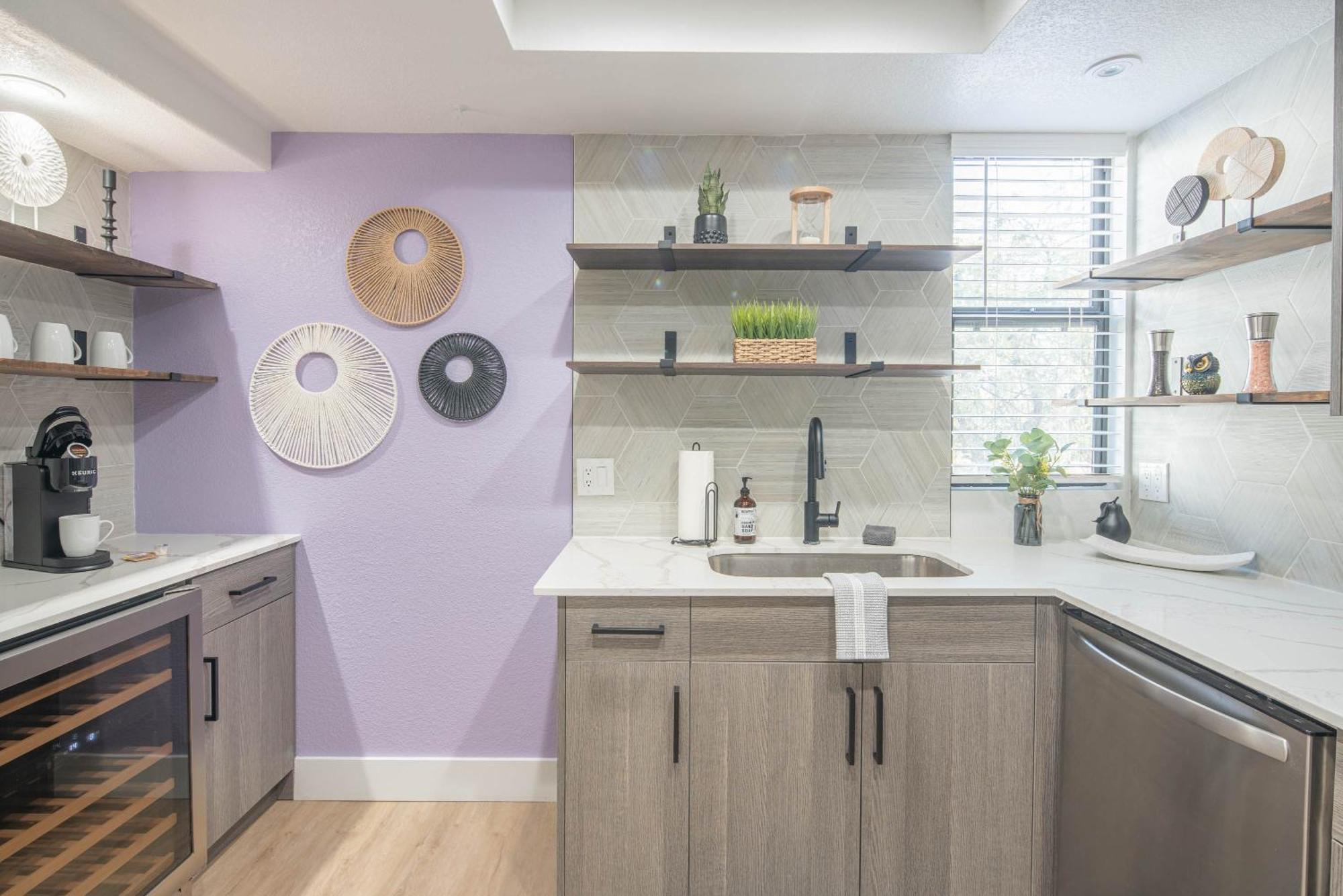 Exclusive Unit-walkable Area-bright & Sunny 2 Bedroom - N272 Apartment