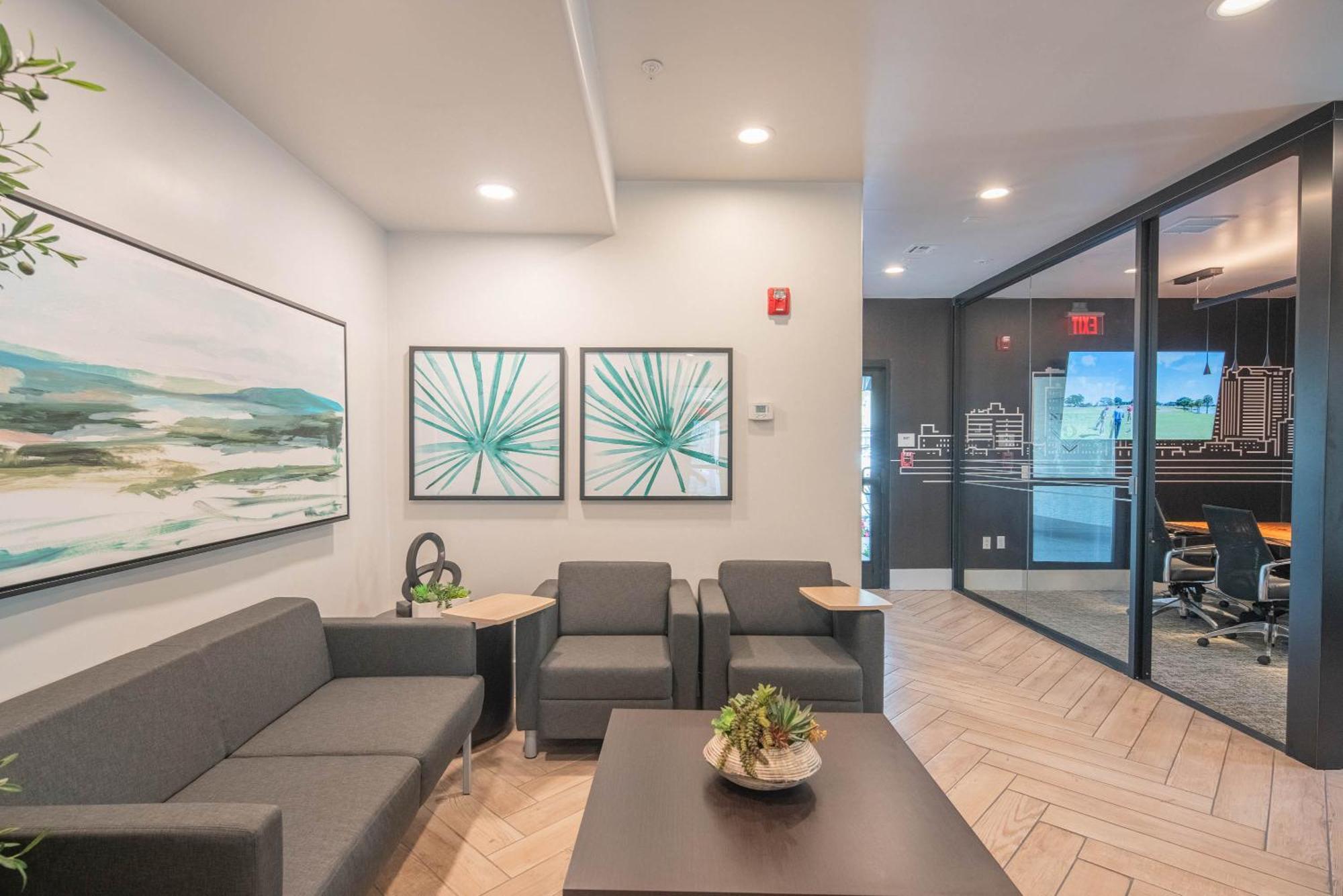 Exclusive Unit-walkable Area-bright & Sunny 2 Bedroom - N272 * Scottsdale