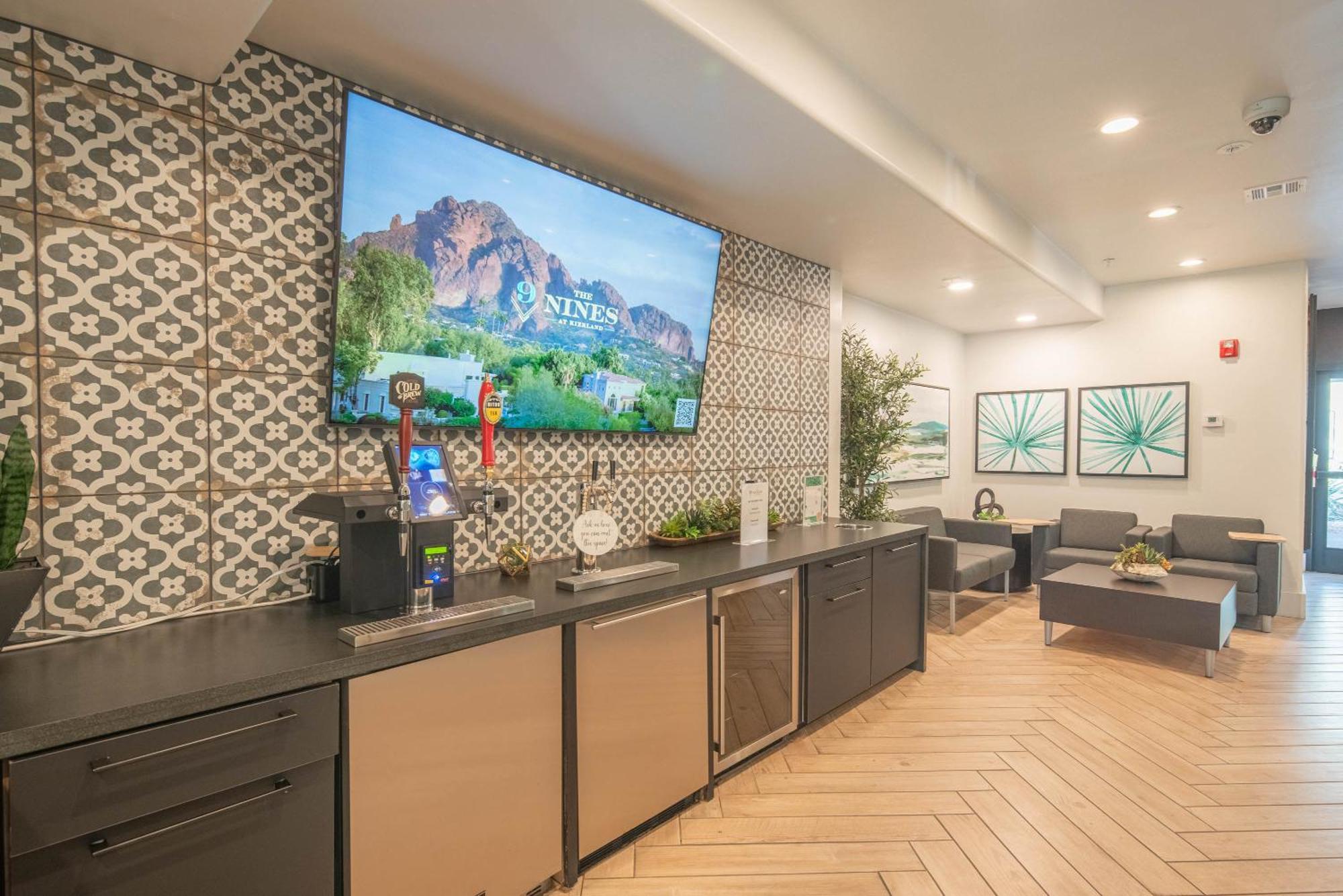 Exclusive Unit-walkable Area-bright & Sunny 2 Bedroom - N272 Scottsdale