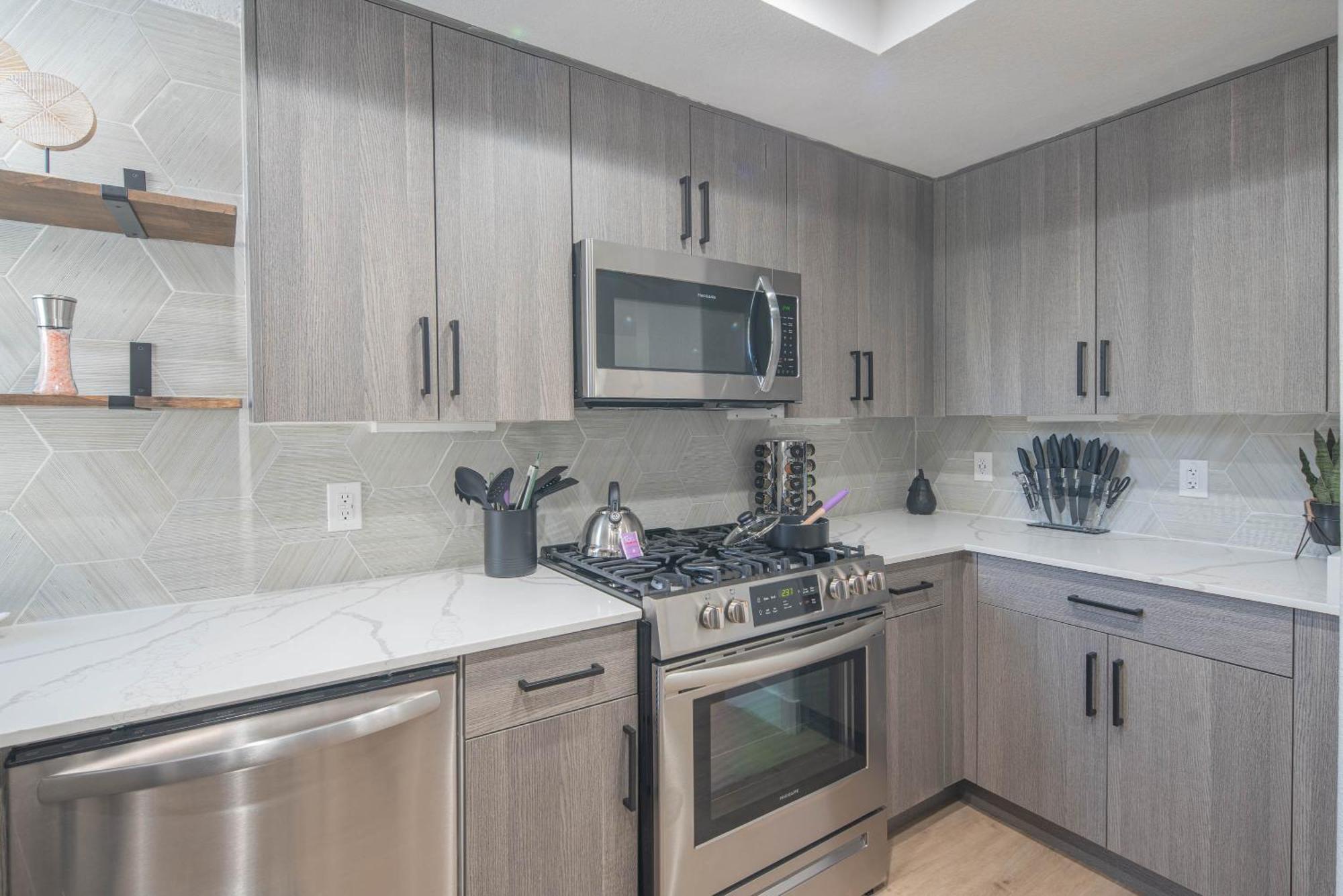 Exclusive Unit-walkable Area-bright & Sunny 2 Bedroom - N272