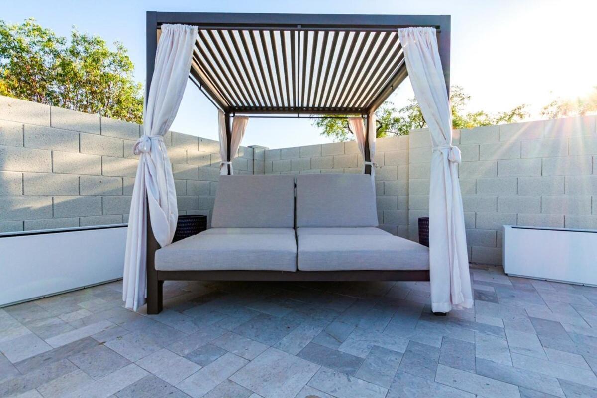 Holiday home Sweetwater Estate-pool-spa-sportcourt-putt Grn *