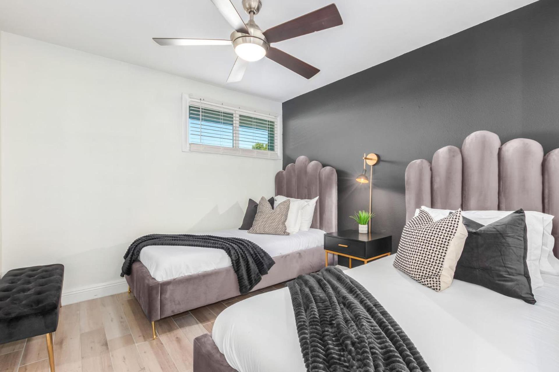 Desert Rose Family Retreat-free Htd Pool-2 Primarys-bar Holiday home Scottsdale