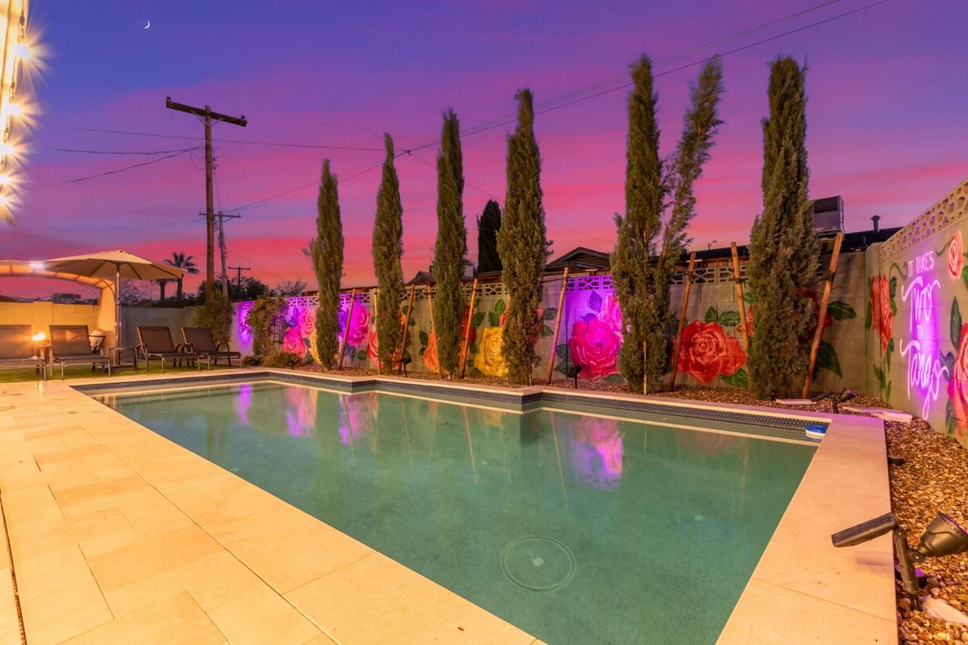 Desert Rose Family Retreat-free Htd Pool-2 Primarys-bar Holiday home Scottsdale