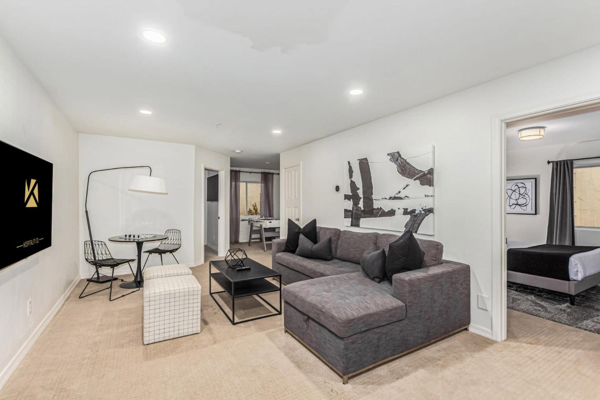 Holiday home Sweetwater Estate-pool-spa-sportcourt-putt Grn *