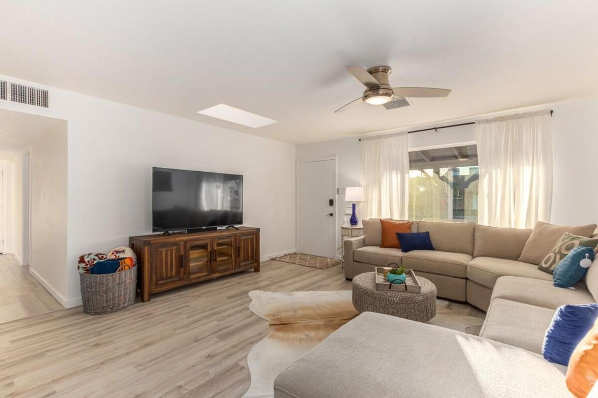 Modern Sw Family Retreat-pool-hot Tub-firepit Holiday home *