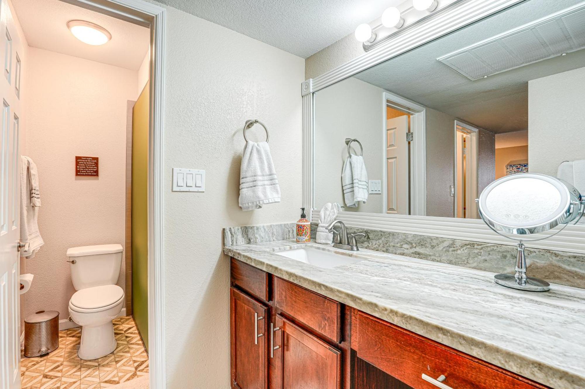 Apartment Near Dining And Shopping!