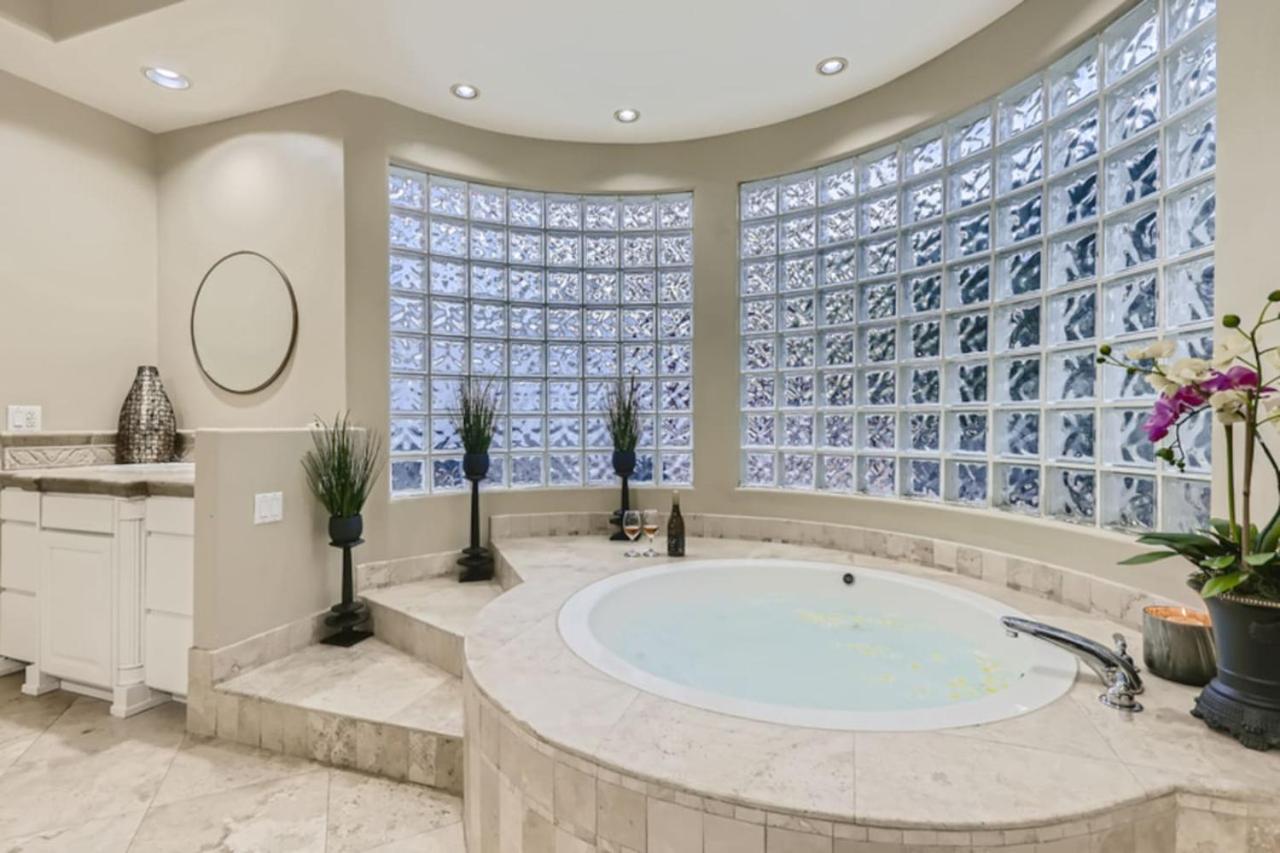 Style Estate, 2 Houses, Putt-putt Course, B-ball Court, Heated Pool Scottsdale