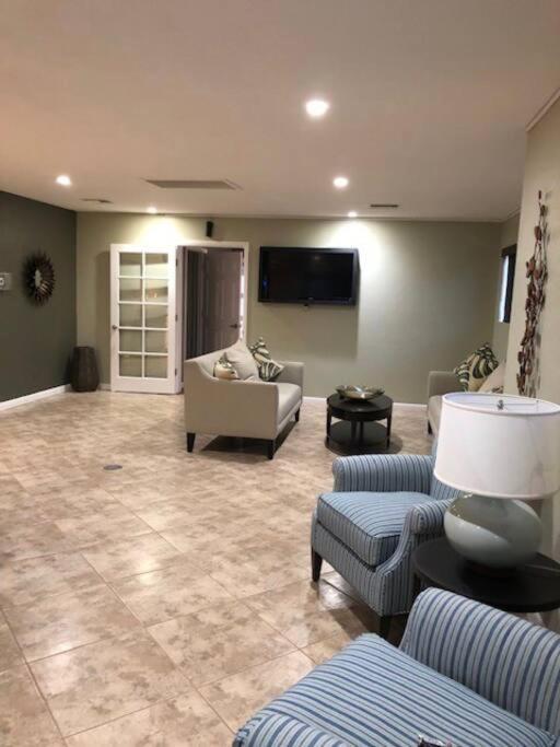 Beauty Close To Old Town 1 Bed 1 Bath Apartment *