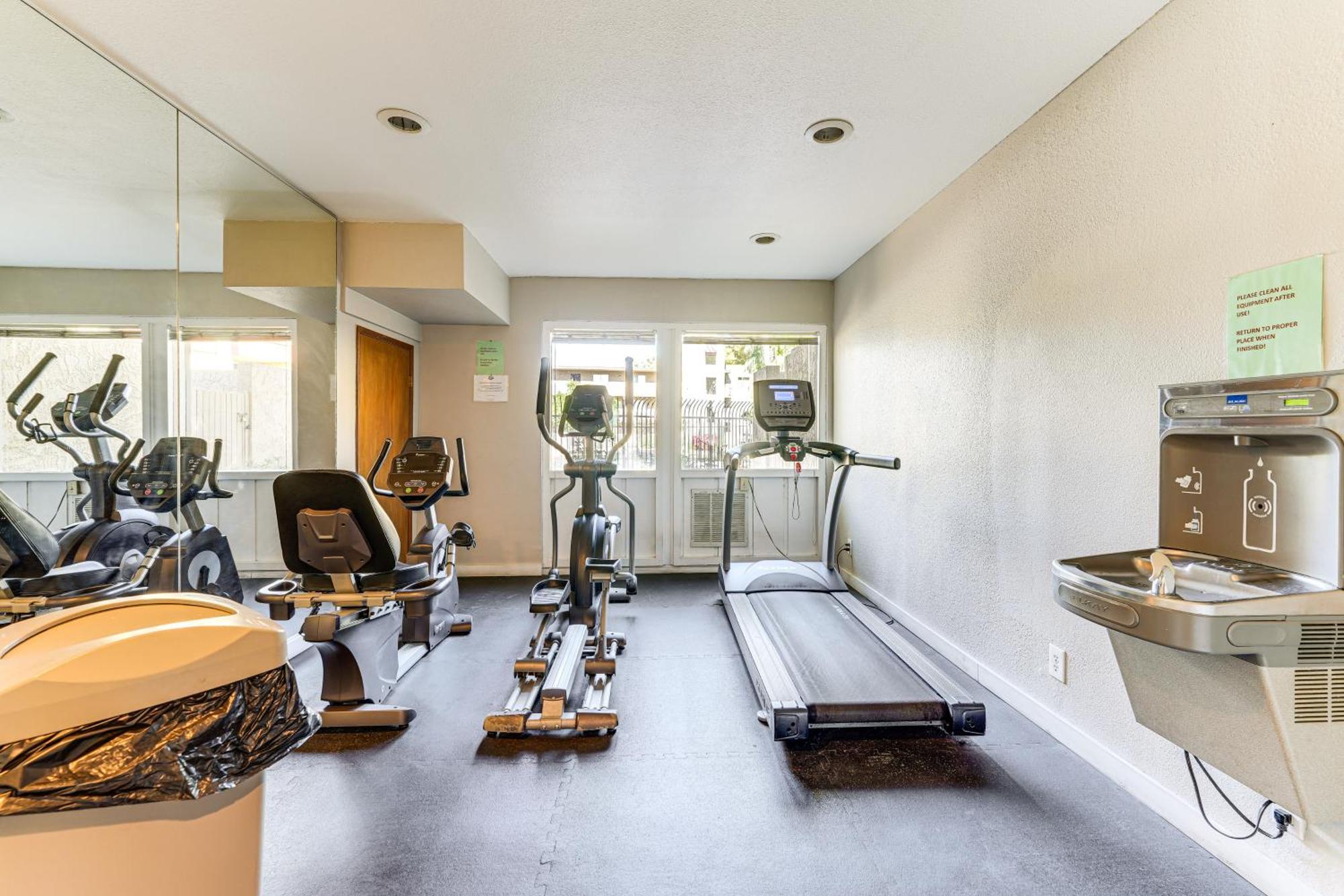 With Community Pool And Hot Tub! Apartment