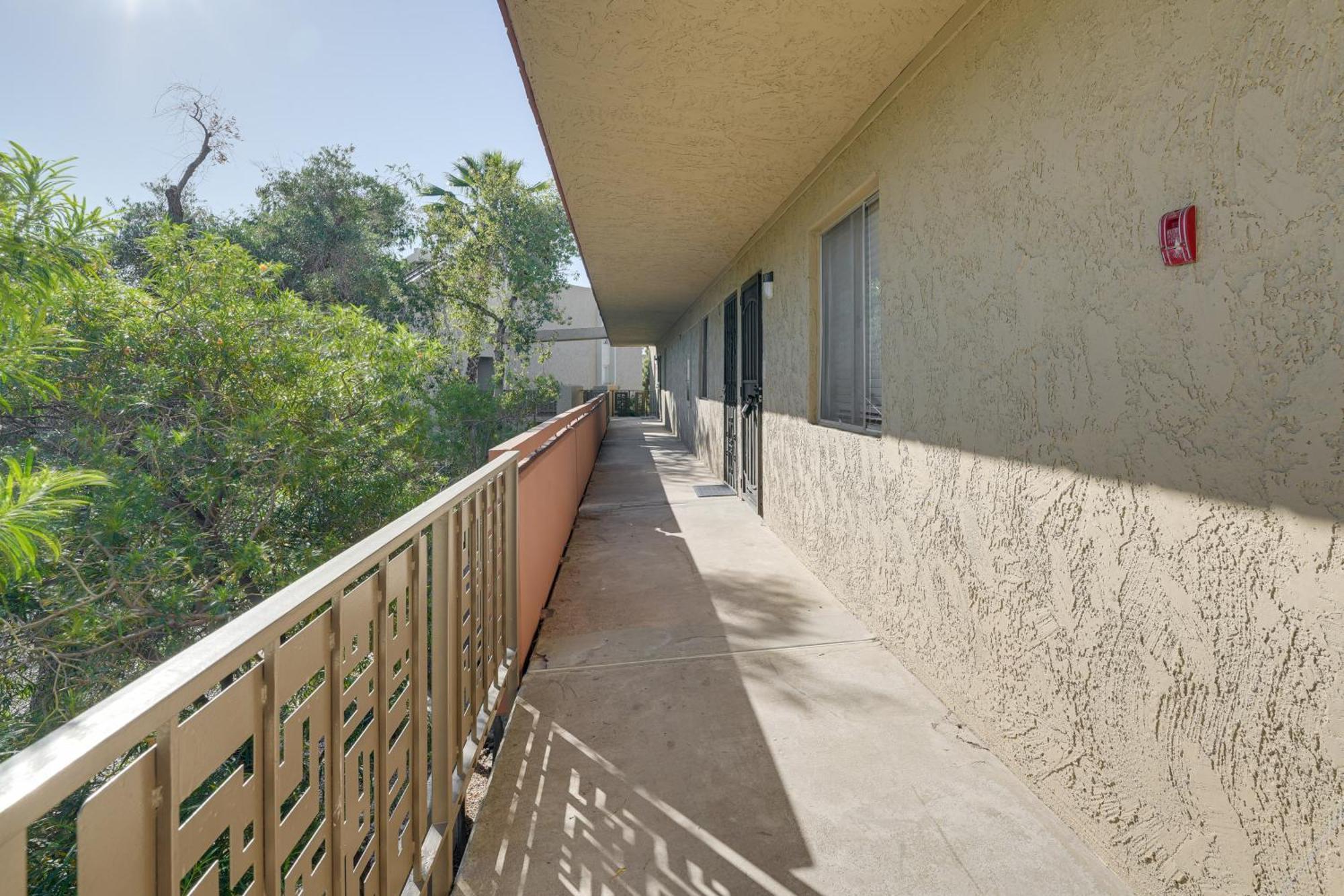 With Community Pool And Hot Tub! Apartment Scottsdale