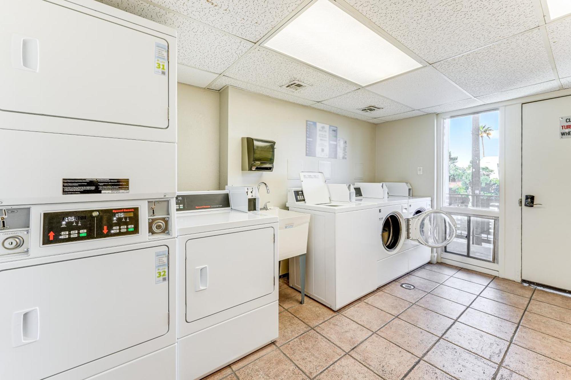 With Community Pool And Hot Tub! Apartment *