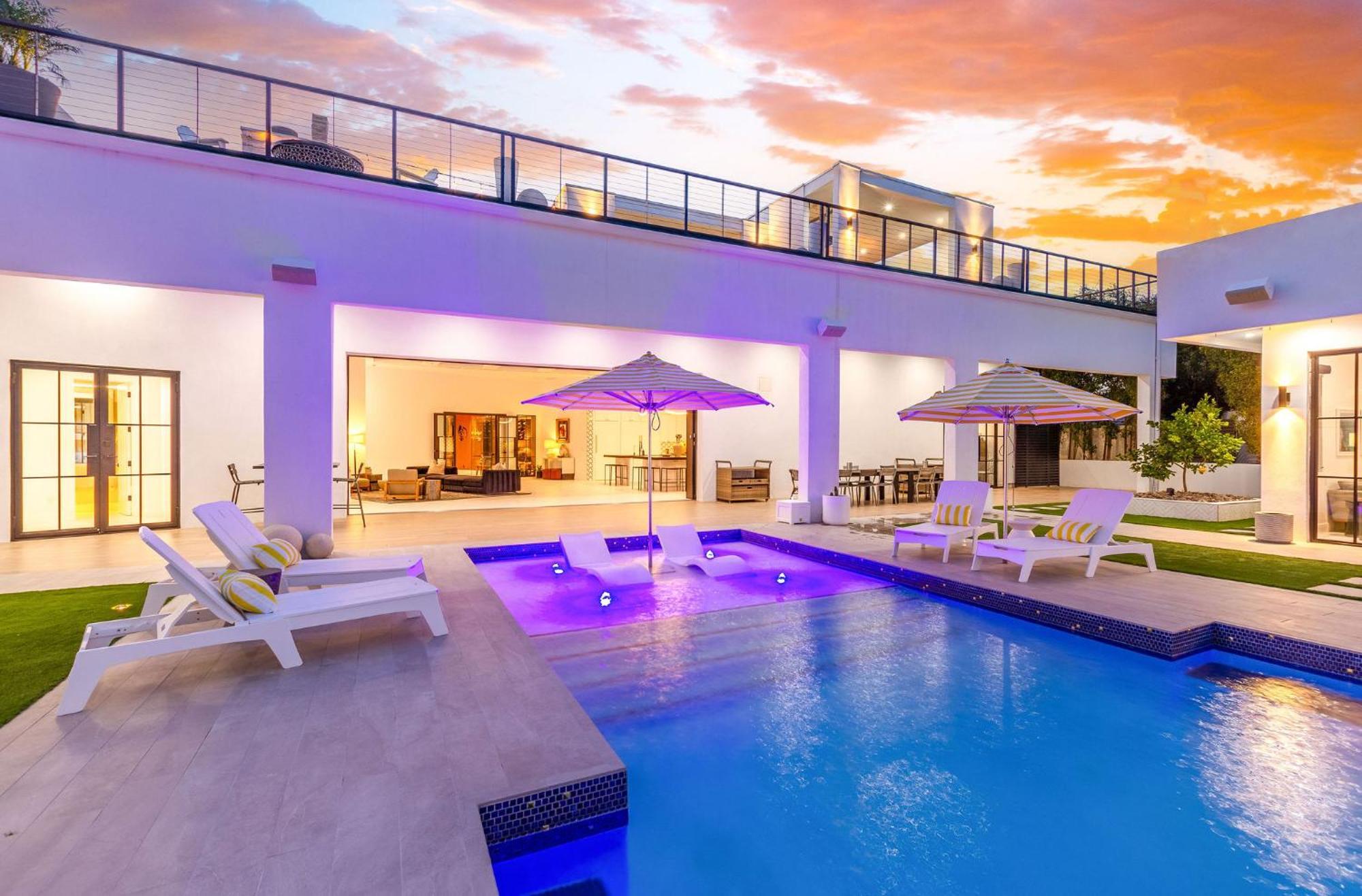 Old Town Luxury - Heated Pool, Spa, Rooftop Deck, Sauna, Speakeasy