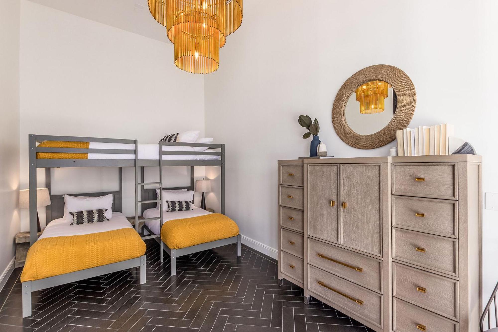 Old Town Luxury - Heated Pool, Spa, Rooftop Deck, Sauna, Speakeasy
