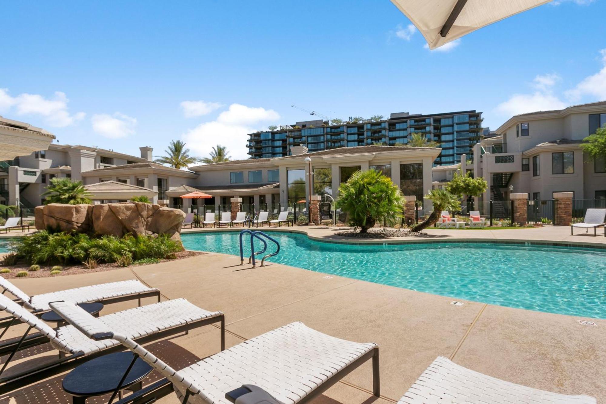 Apartment 2br Cozysuites At Kierland Commons With Pool #01 *