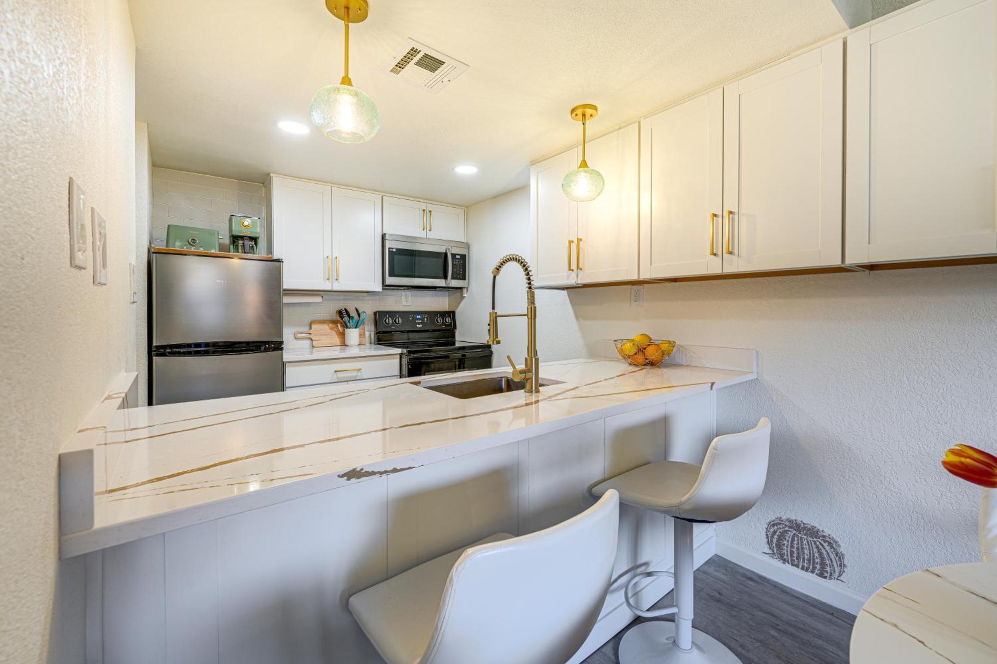 Sunny With 2 Year-round Pools! Apartment *