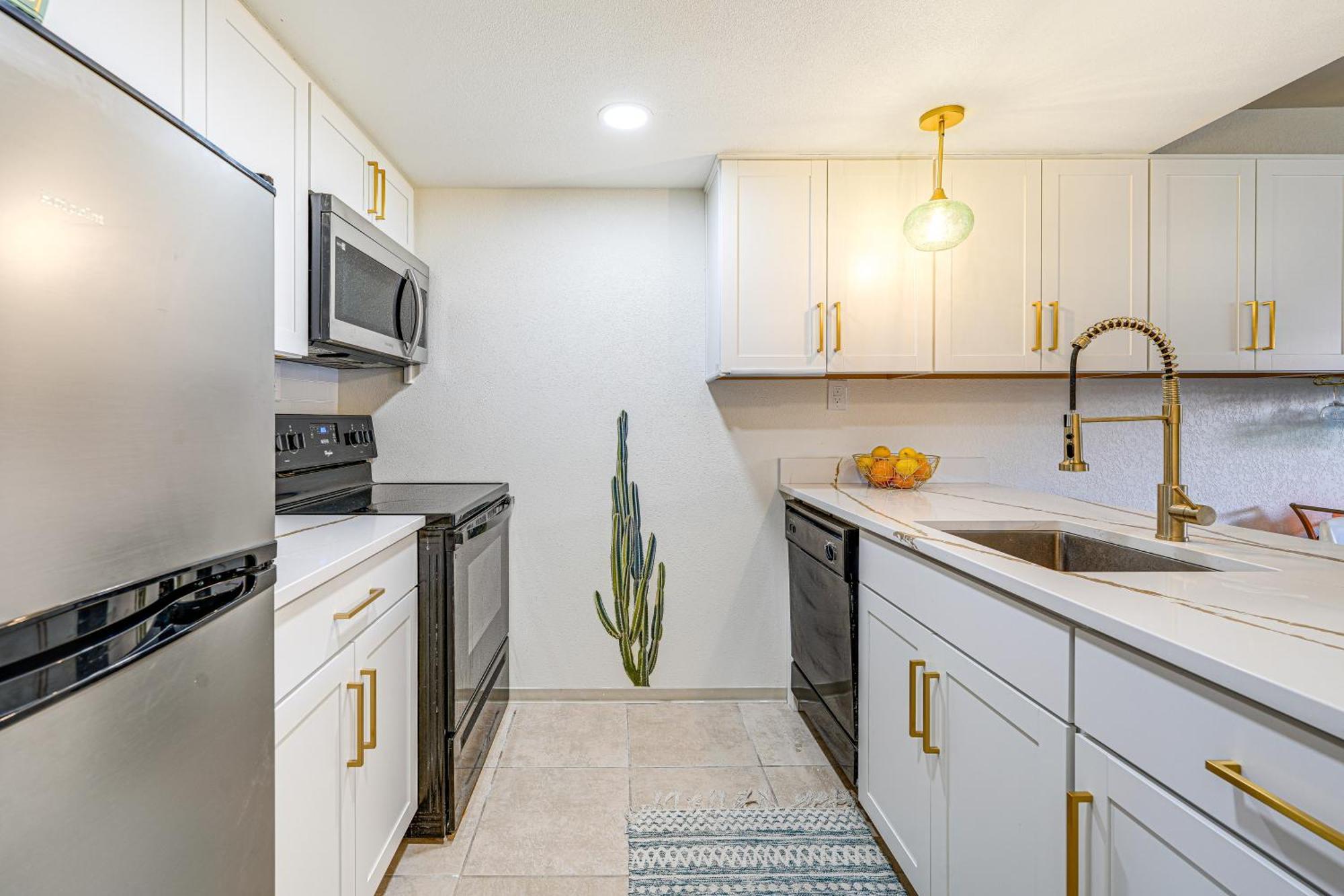 Sunny With 2 Year-round Pools! Apartment Scottsdale