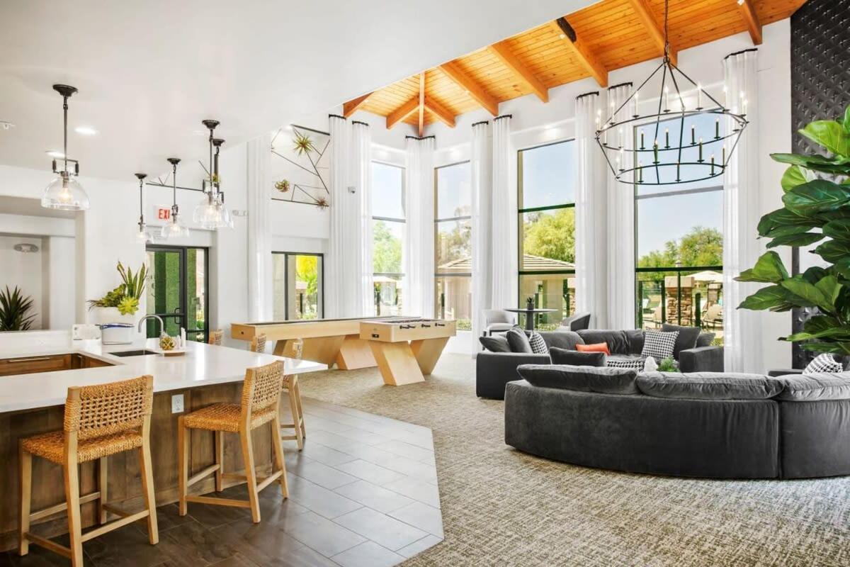 2br Cozysuites At Kierland Commons With Pool #02
