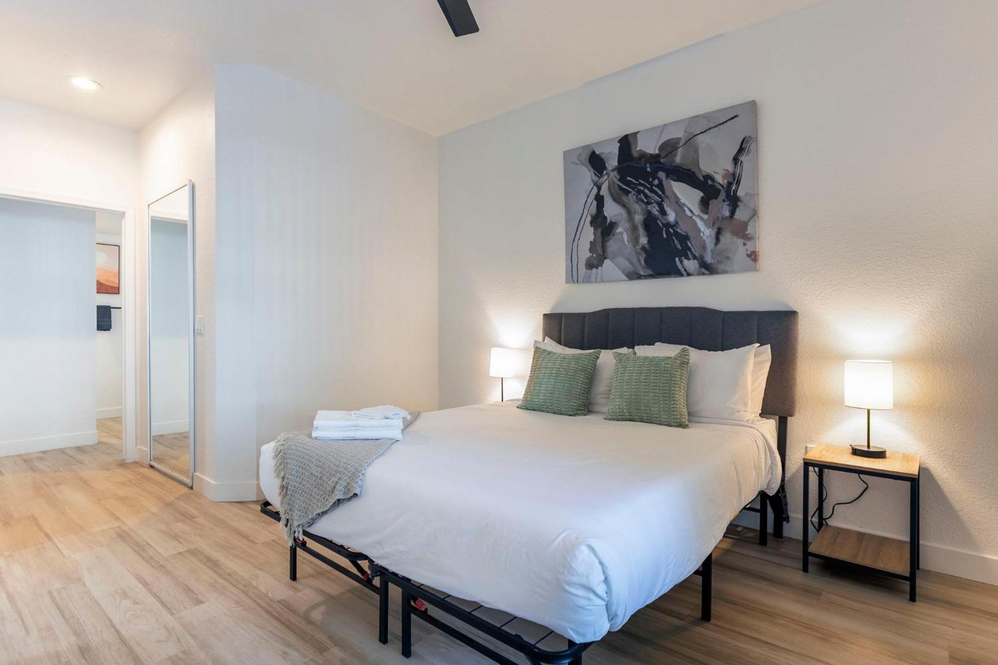 2br Cozysuites At Kierland Commons With Pool #02 *