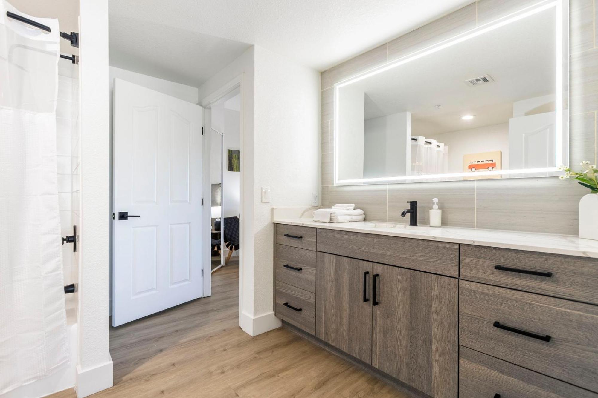 Apartment Cozysuites At Kierland Commons With Pool#15