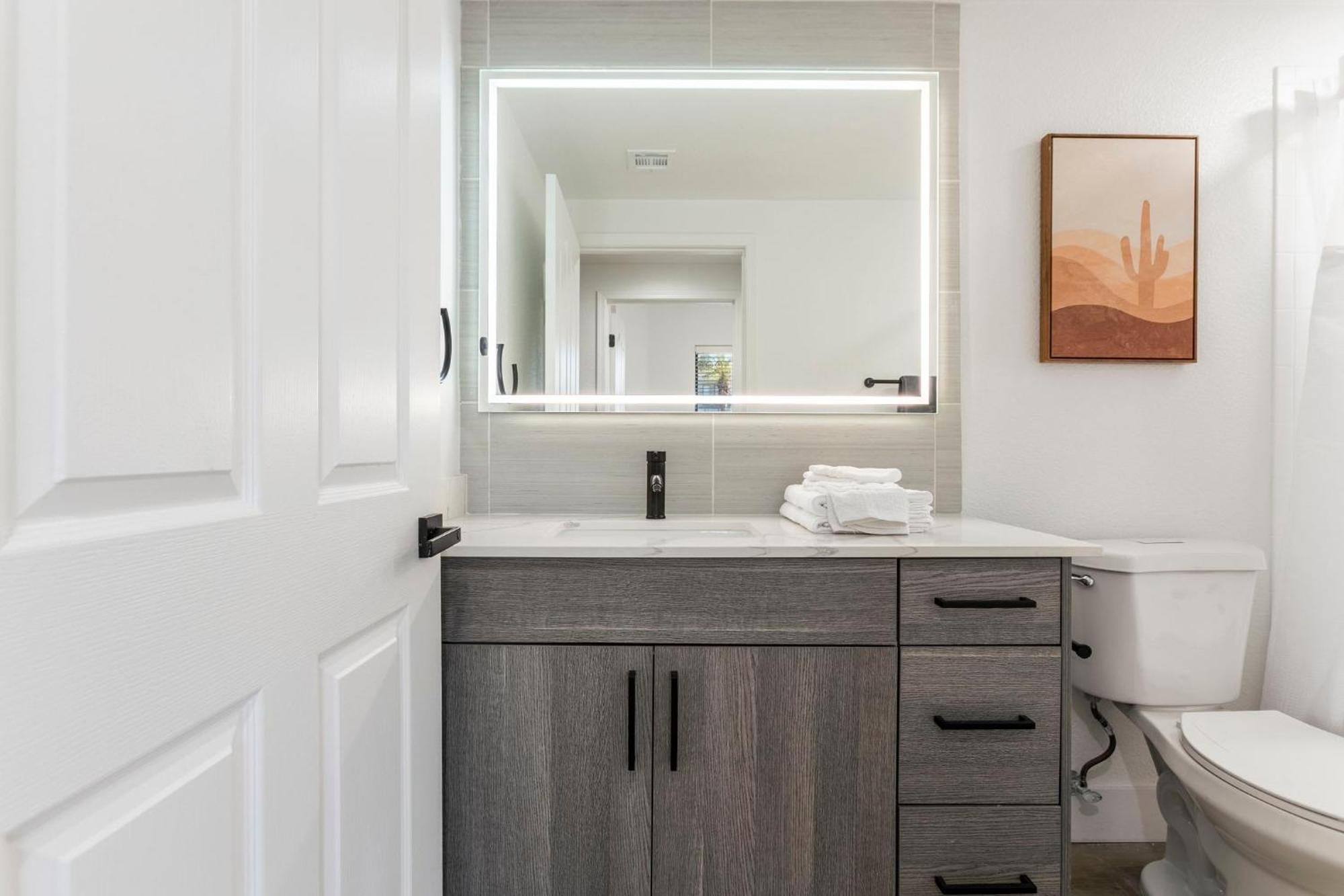 2br Cozysuites At Kierland Commons With Pool #11
