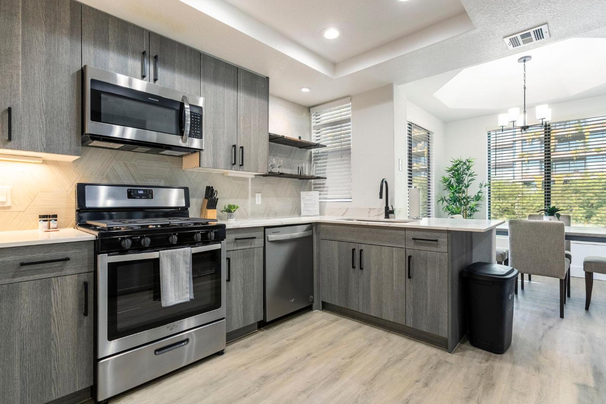 Apartment 2br Cozysuites At Kierland Commons With Pool #11 *
